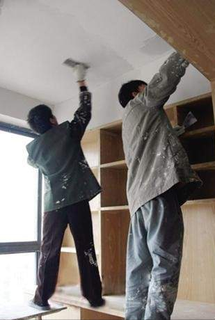 农民工日工资3百元，刮大白贴瓷砖搬砖，但他们咋还说自己没钱？