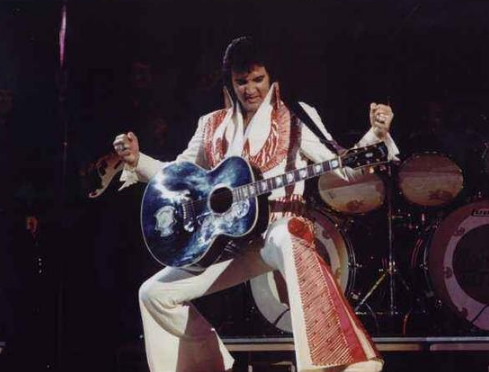 猫王|20岁成名，42岁猝死，被曝睡了3000个女人，猫王的一生传奇又混乱