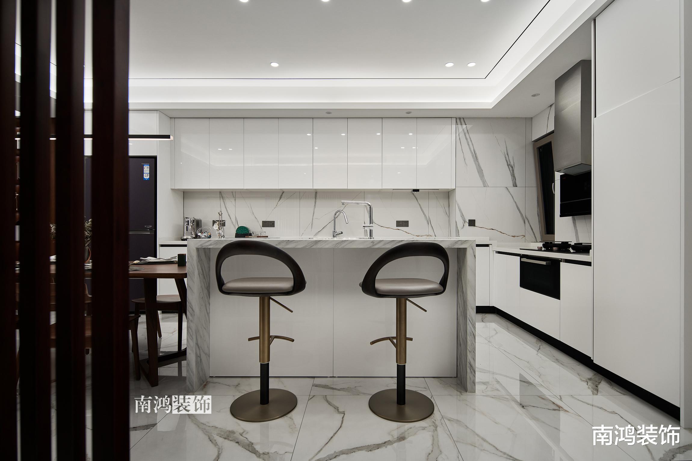 192㎡三室两厅,胡桃木引领潮流,开放式餐厨是真的香!