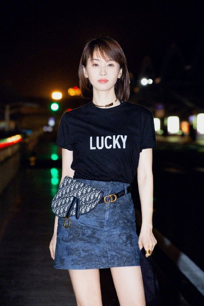 猫姐穿搭经|董璇母女同框，扎同款发型穿亲子牛仔裙，但小酒窝模样更像高云翔
