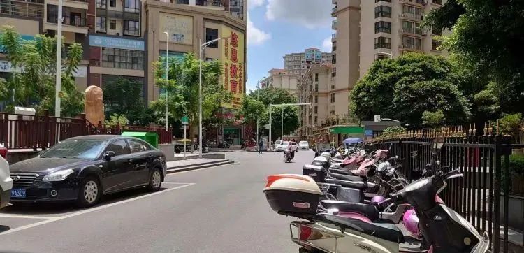 |西河两大楼盘出入必经之路: 狭窄毛病又多, 周边居民意见大!