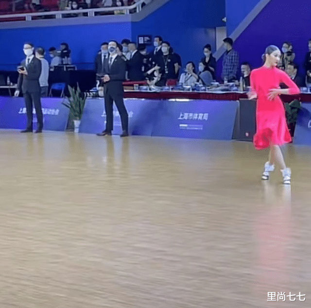 马伊琍|新女友获认可？文章疑带女友陪爱马比赛，打扮像小姑娘身材超性感