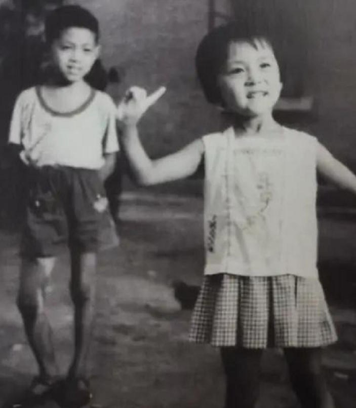 海霞|央视国脸海霞：27年主持零失误，嫁大11岁清华教授，活成人生赢家