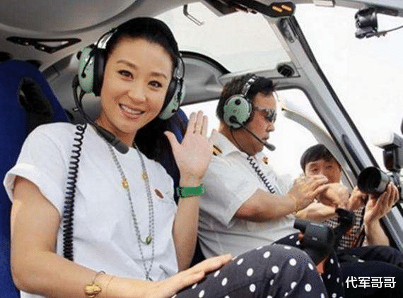 苗圃|44岁苗圃近照曝光，嫁给大21岁富豪儿女双全，如今现身直播被吐槽