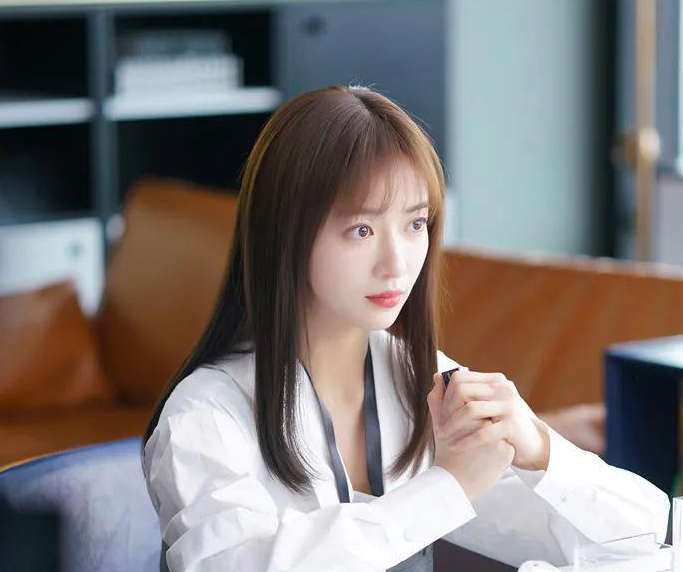 央视|出门带30个保镖6个替身助理，被央视点名后，她仍“不知悔改”