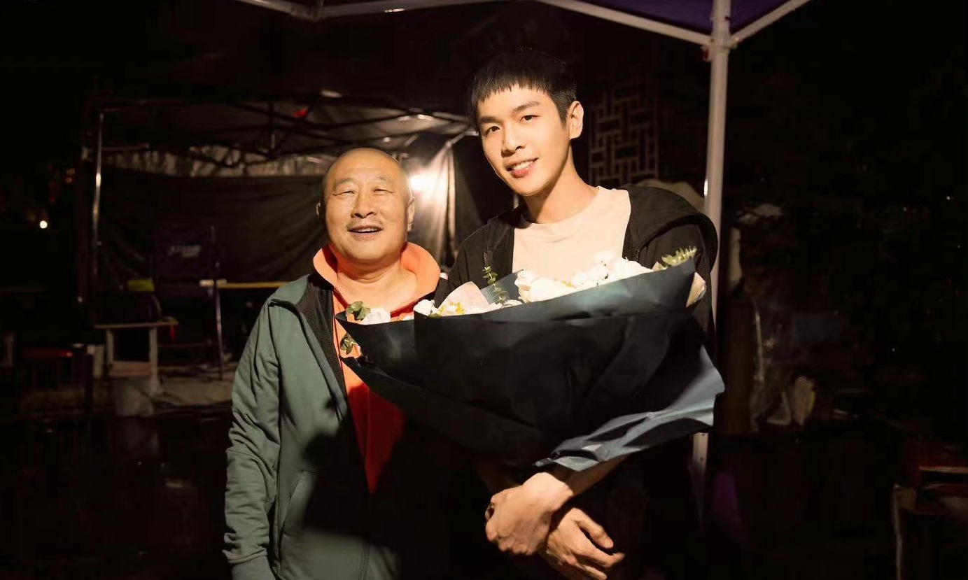 张若昀|张若昀新戏杀青照曝光,为角色瘦成了另一个人,大家能认出来吗?