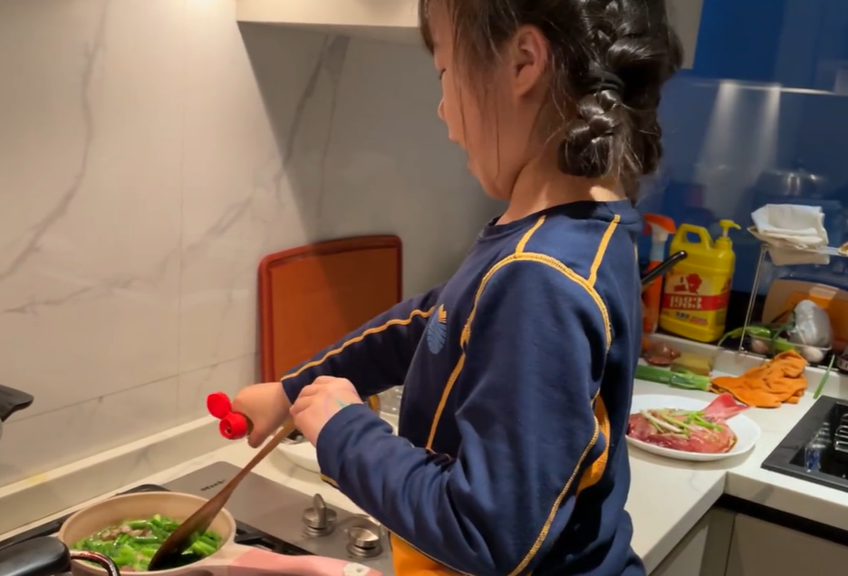 岳云鹏7岁女儿下厨做饭，动作娴熟像模像样，家里干净无奢华装修