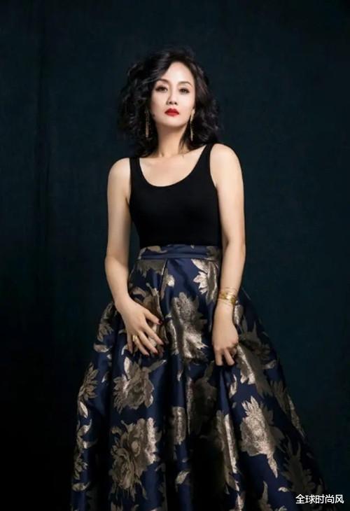 唇妆|53岁的李颖不显老 穿黑色吊带走性感风 波浪短发 风韵犹存