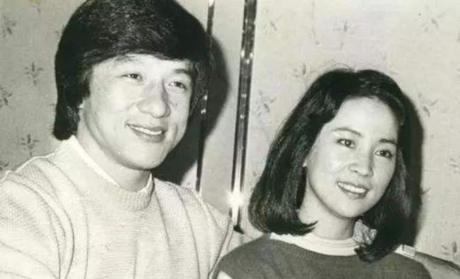 成龙|成龙防备妻子20年，为何如今放下戒备上交财政大权，原因令人心酸