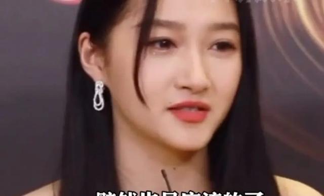 关晓彤|明星有多不容易？关晓彤弄脏高定裙要赔钱，李小冉百万礼服不敢坐