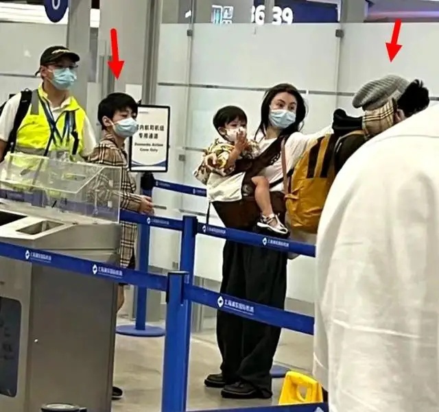 全球时尚号|张柏芝素颜带三个儿子亮相，穿宽松的服装好疲惫，独自背儿无随从