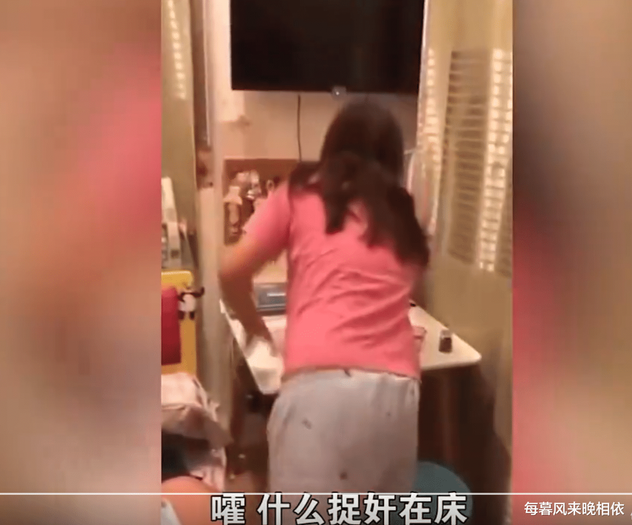 广东男子抓获女友出轨,淡定地说:不用怕,陪我1000元的床钱就行