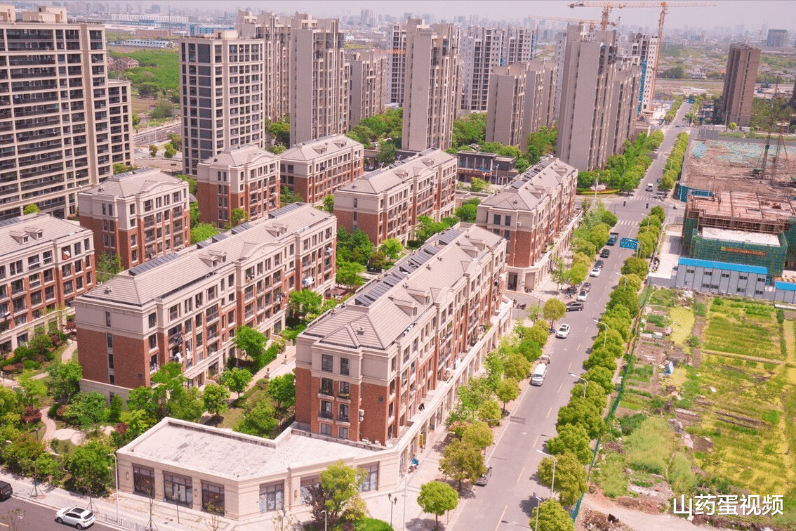 |路边房3大弊端难忍受，但2个优势也很好，购房者要谨慎选择