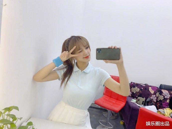 acgn漫评|程潇对着镜子玩自拍，穿JK裙扎马尾辫，状态不输漫画里的美少女