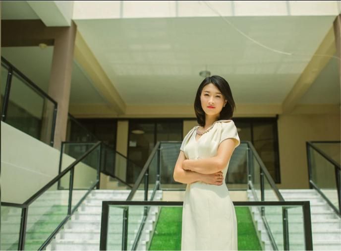 她,学播音主持,大学期间买宝马,毕业已赚100万,如今赚得更多