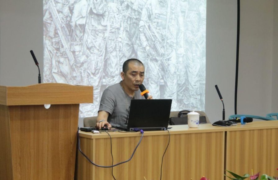 教师|武大副教授骚扰女大学生，聊天记录引起不适，教授成“叫兽”