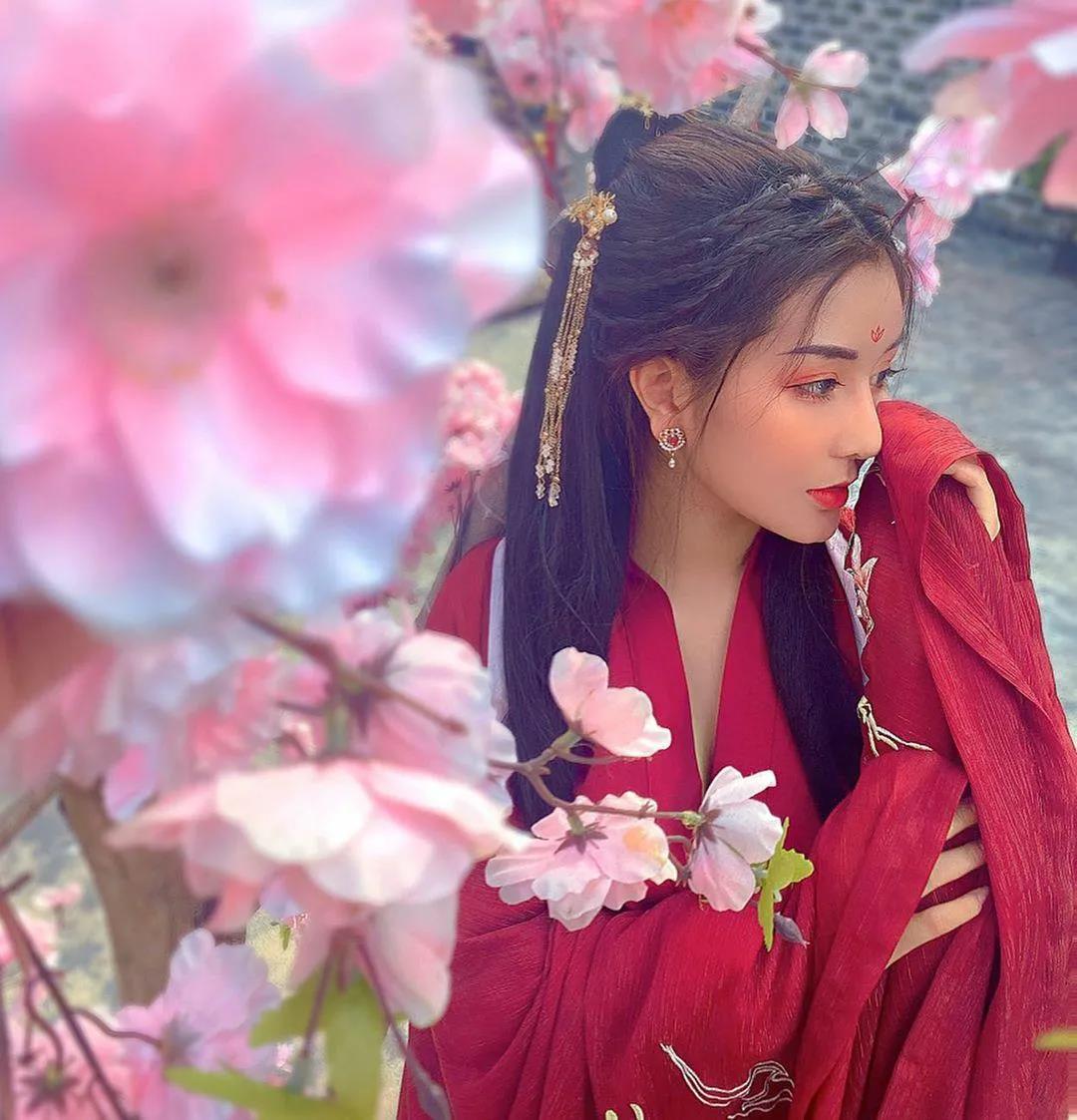 杜淳|赵露思的脸、卡戴珊的身材，这个16岁“网红校花”真的没整吗？