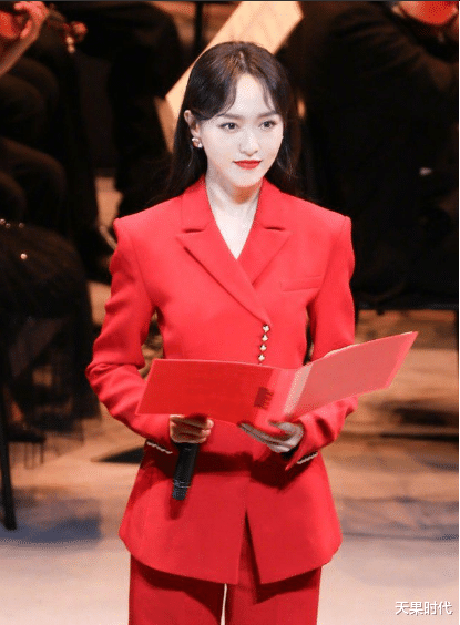 天果时代|唐嫣“央视风”造型绝了，穿中国红西装气质开挂，不输专业主持人