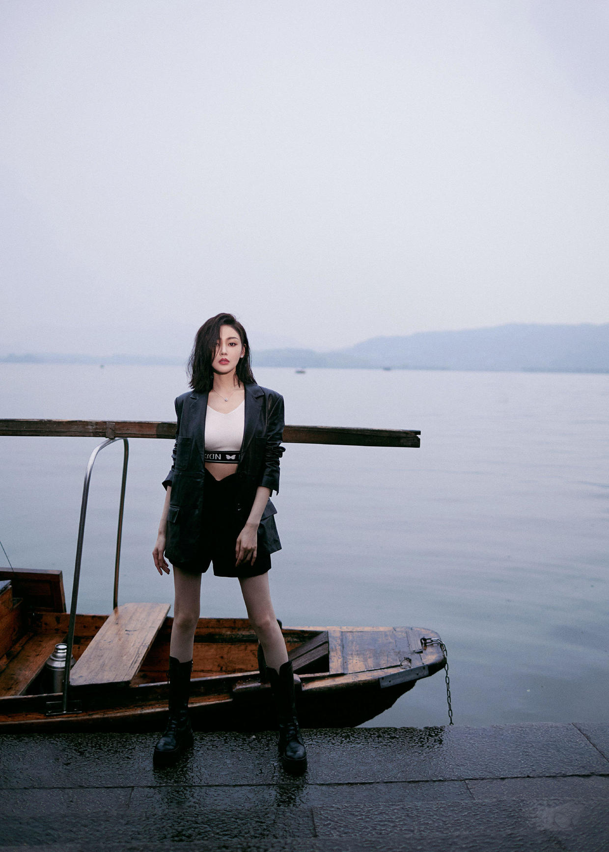 何有强|张天爱生图超能抗,穿一袭无袖黑色镂空拼接连衣裙,细腰长腿吸睛