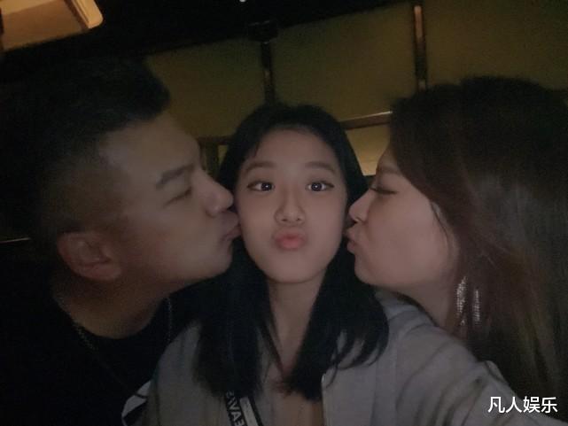 贾静雯|贾静雯大女儿美到认不出，容貌似母亲年轻时，与继父继母关系都好