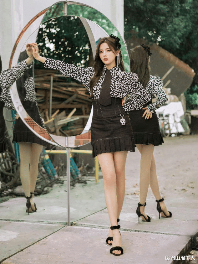 峨眉山周美人|杨超越身材这么有料?穿粉色吊带裙甜美可爱,身材凹凸挺撩人