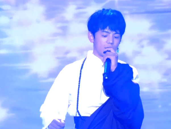 春晚|丁真春晚首秀假唱，调音新歌霸榜，素人命也挡不住帝王运