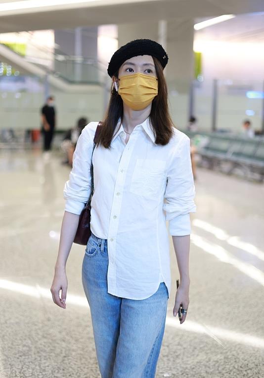 清娱吧|童瑶气质真不错，穿白衬衫配牛仔裤清爽时尚，戴贝雷帽俏皮灵动