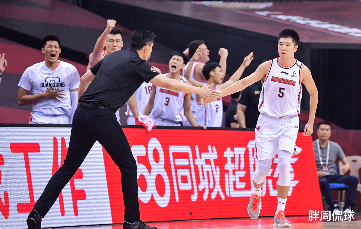 广东男篮|杜锋20分惨败还能卫冕吗？苏群说了句实话，杨鸣空欢喜一场