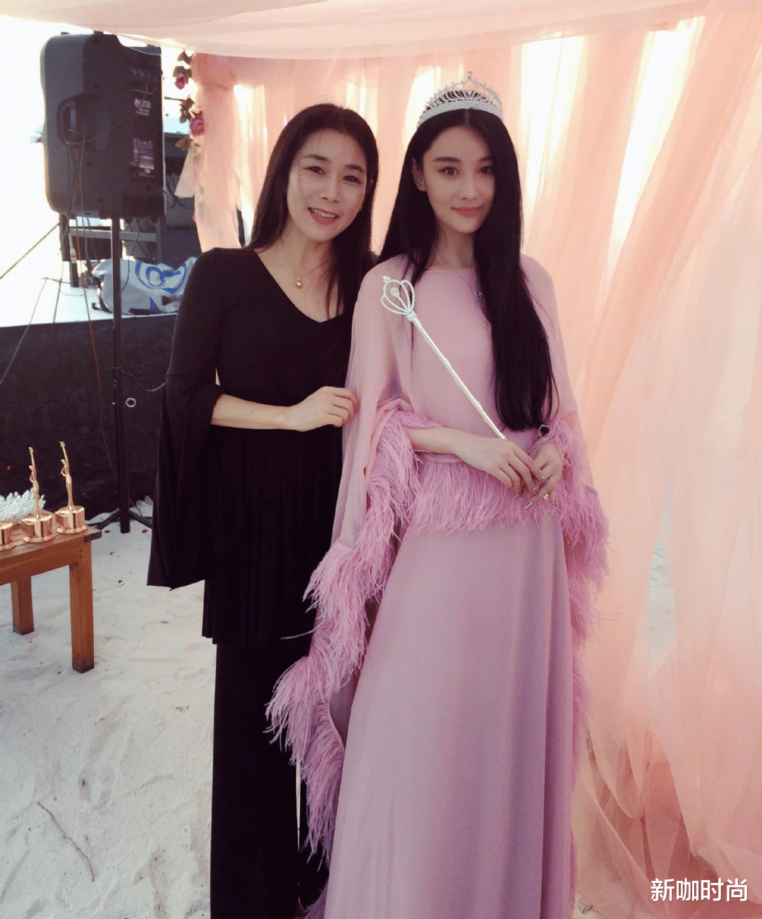 张馨予|张馨予妈妈够酷！“狗啃”刘海搭烟熏妆，年轻人都不敢这么玩