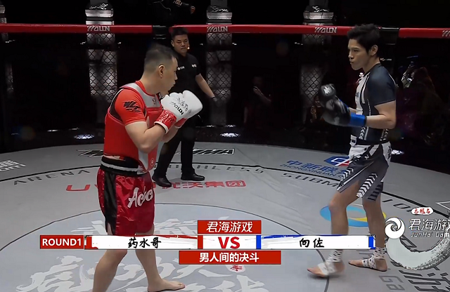 药水哥|药水哥拳赛一记重拳，将向佐击倒在地，网友调侃药水哥人要没了