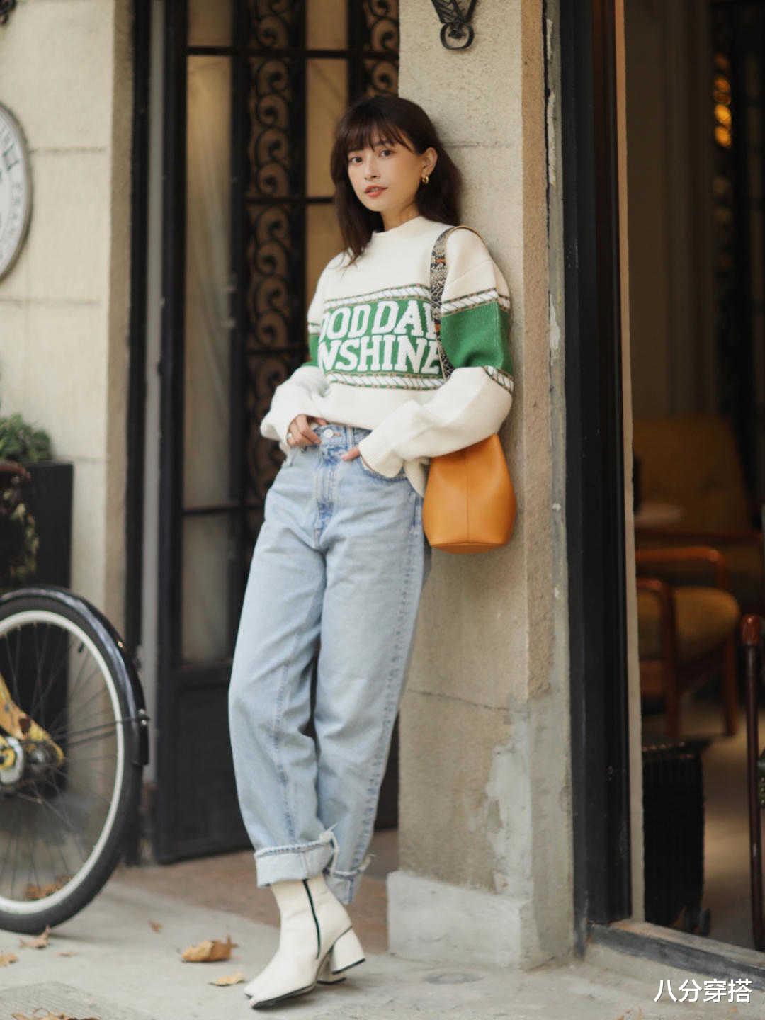 八分穿搭|“针织衫”的高级穿法是这样的，搭配牛仔裤简约大气，保暖舒适