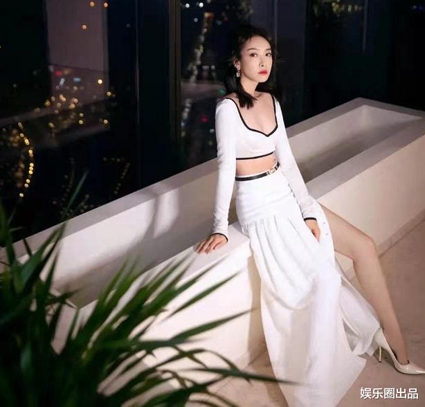 宋茜|宋茜坐在水槽上凹造型，一袭白衣仙气飘飘，网友：“美出天际”