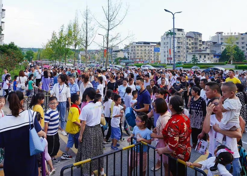 接送孩子 接送孩子的“钟点工”火了,按次收费还能多孩拼单,月入过万不是