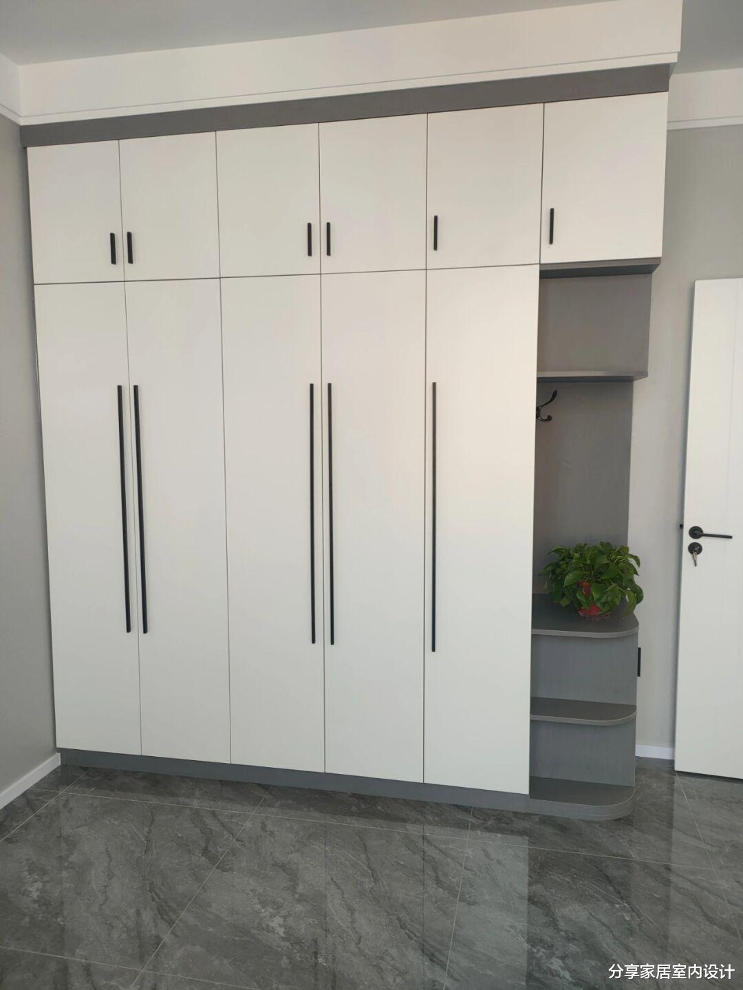 四个月硬装结束，全屋打扫干净还没家具，地面铺贴灰色地砖很满意