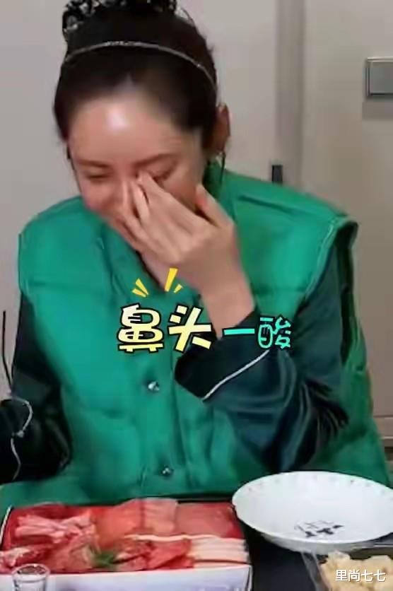 秋瓷炫|秋瓷炫婚变后首次秀恩爱，穿奶奶棉袄老太多，素颜出镜大脑门抢眼