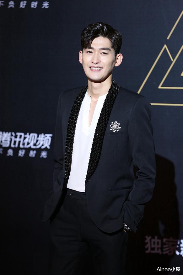 运动|张翰剪短发好清爽，T恤配棒球服外套，运动套装穿出学长的气质
