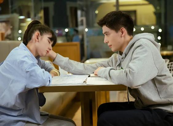 王安宇|王安宇又官宣一热剧，民国背景，看清女主后，网友：演什么看什么