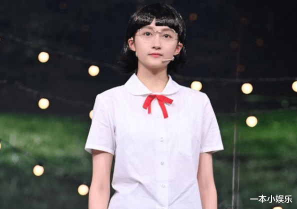 关晓彤|关晓彤为啥一直偏爱露额头发型？齐刘海照片曝光后，瞬间懂了！