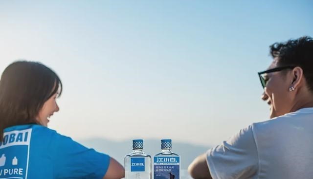 为娃学画丫|曾火遍全网的国民好酒，一年卖了20亿的江小白，如今为何被吐槽？