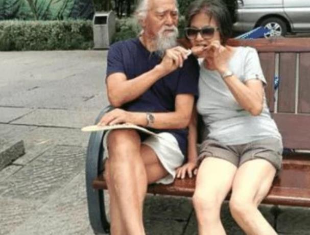 |86岁“老鲜肉”不服老，妻子长腿太抢镜，53岁女儿更让人意外