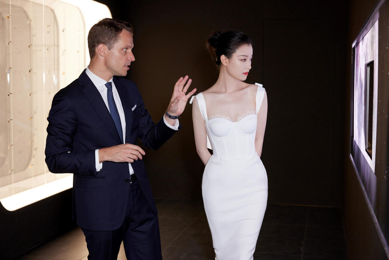 倪妮|倪妮气质“绝”了，穿吊带裙秀出“撩人曲线”，170身高让人羡慕