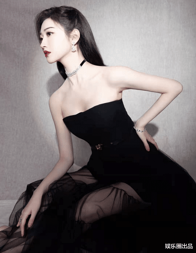 不说再见|景甜晒出六张近照，“衣着保守”引起热议，网友：穿得太多了