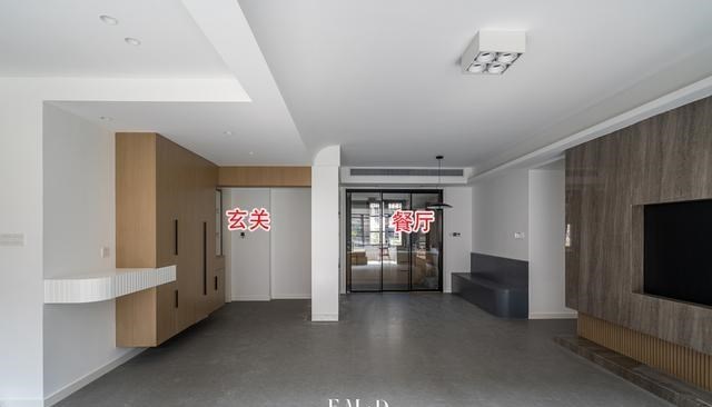 开门见厅,对门装三段式餐边柜,也是玄关隔断,升级设计3倍实用