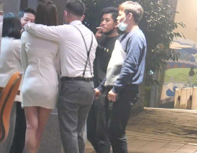 萧淑慎|女星与小15岁老公疑当街吵架，气到皱眉走人，男方仍与网红玩暧昧