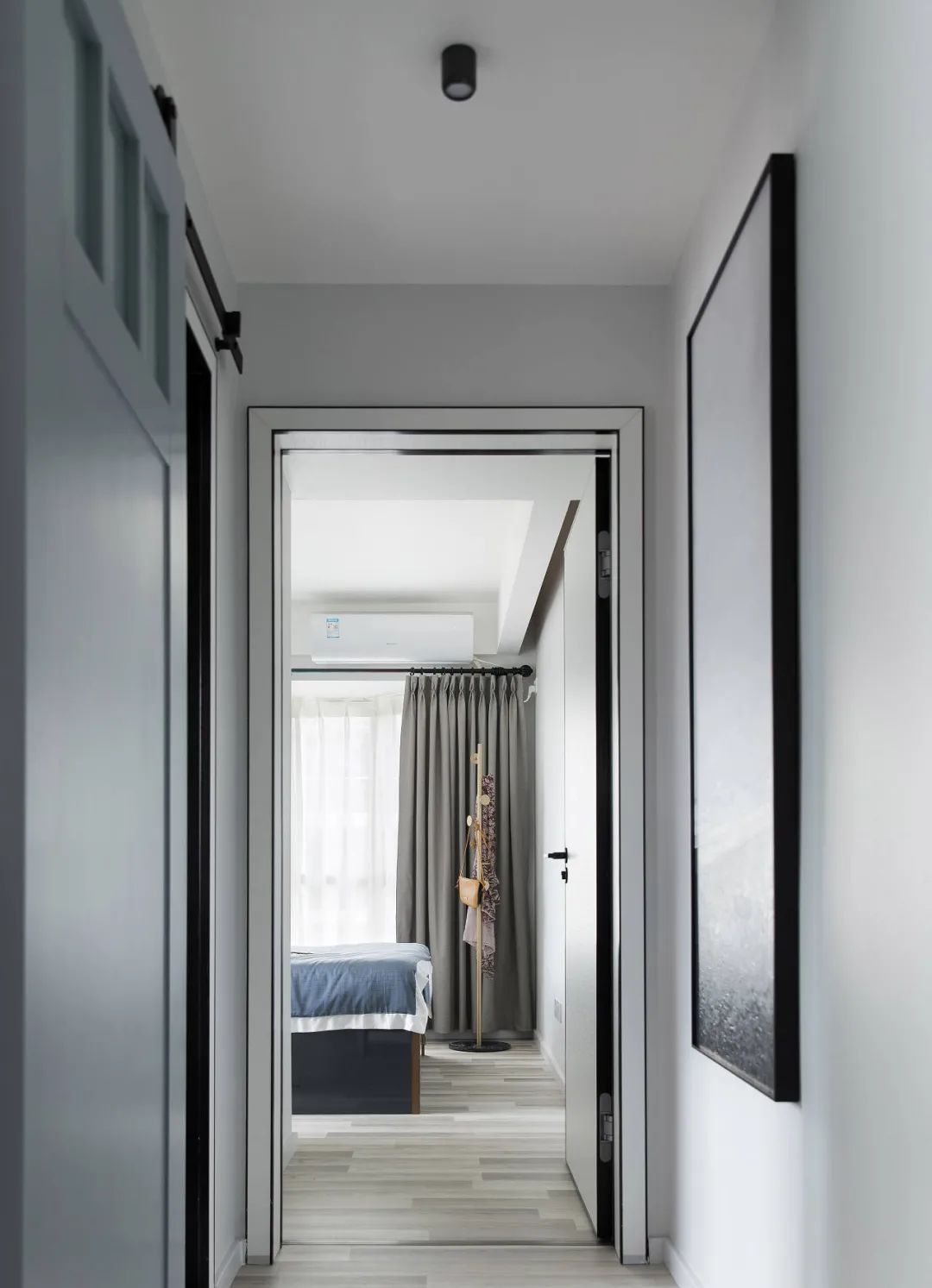 68㎡极简两居室：他用黑白灰，诠释了什么叫时尚的格调感！