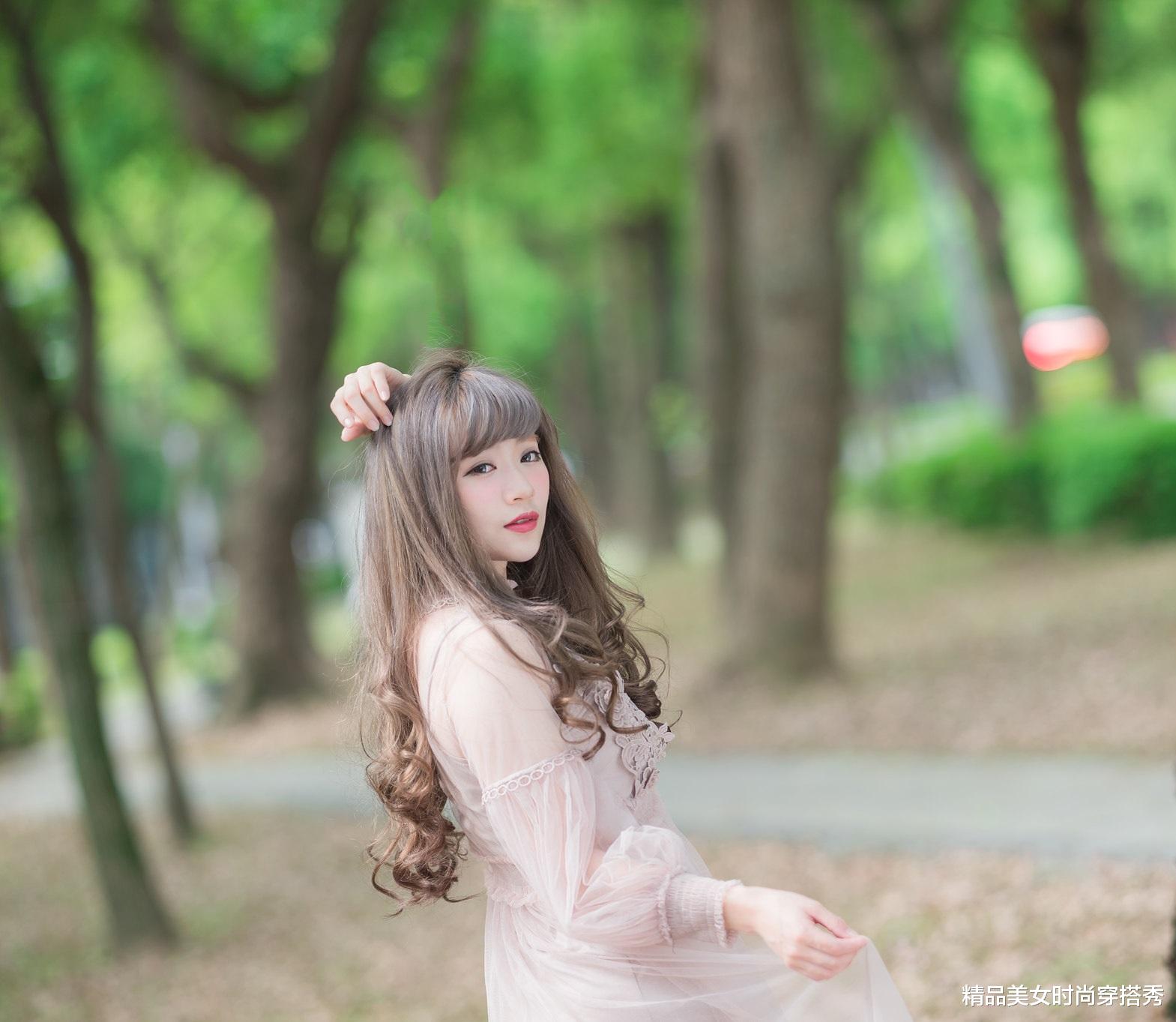 精品美女时尚穿搭秀|豆沙色网纱连衣裙，带有钩花的款式十分浪漫，甜美减龄