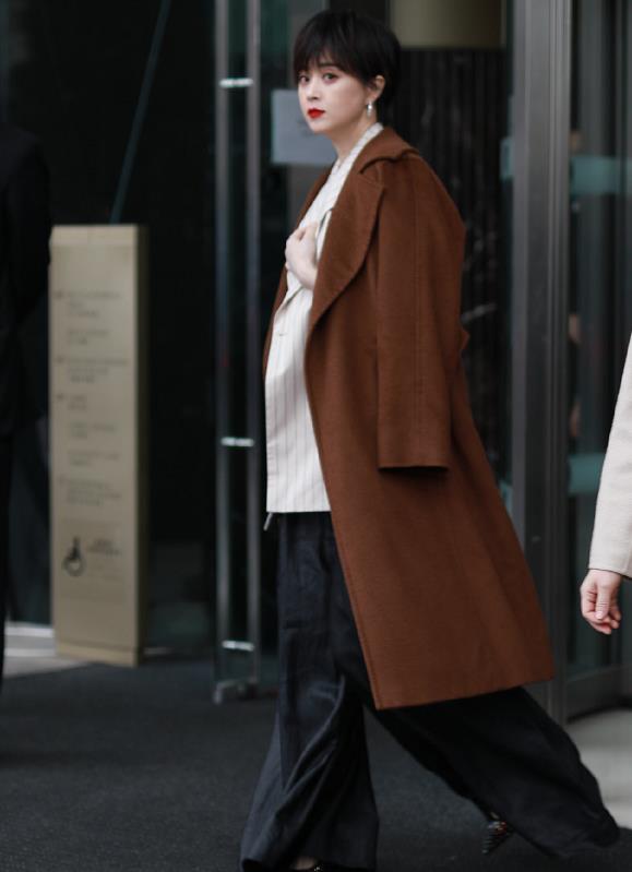 衬衫|蒋欣又翻车了，穿大衣配阔腿裤造型臃肿，但短发好美呀