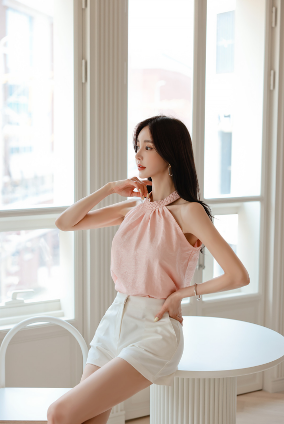 壹品穿搭|女神孙允珠高清时尚搭配:草莓桂叶炎夏折叠挂领包臀裙