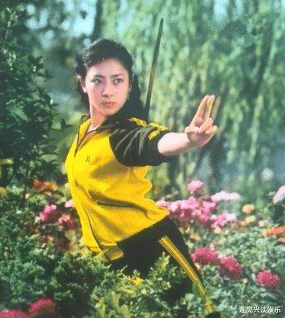 李连杰|李连杰女儿7岁为刘德华伴舞，8岁陪成龙走红毯，19岁却成这般模样