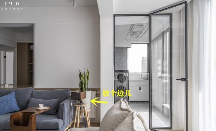 故意延长阳台门洞一截,砌堵矮墙藏暖气片刚刚好!顺便书桌也有了